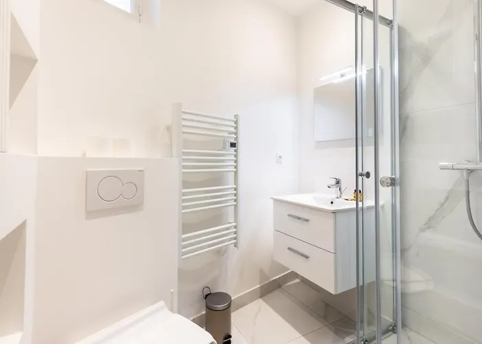 Eiffel Tower Invalides Renovated Париж